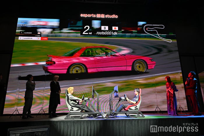 カーレースゲーム対決の様子 (C)モデルプレス