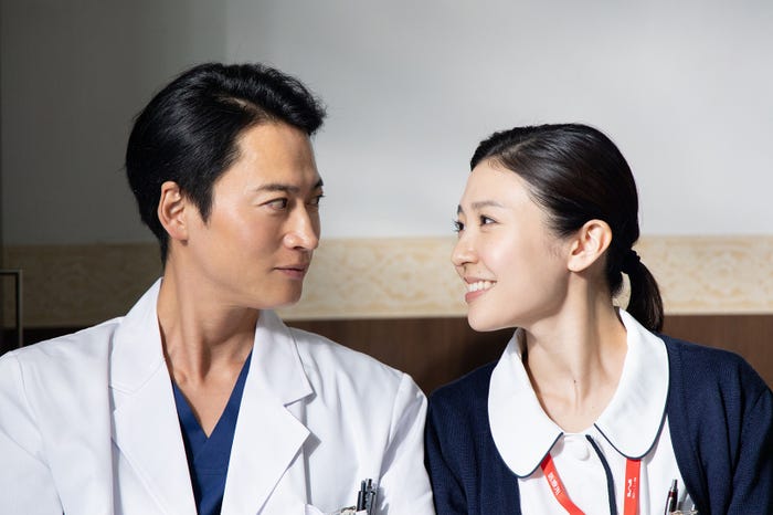 黄川田雅哉、潤花「ナースが婚活」第2話より(C)「ナースが婚活」製作委員会