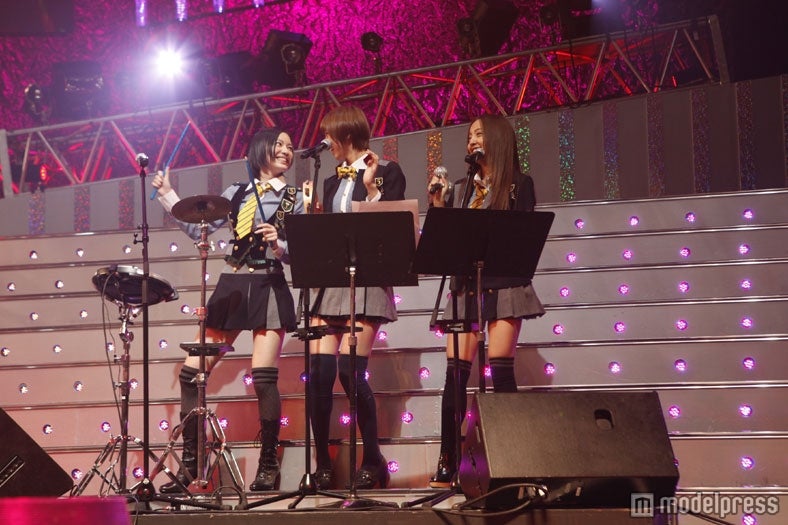 新曲をバンド生演奏するAKB48「AKB48 リクエストアワー セットリストベスト100 2012」最終公演