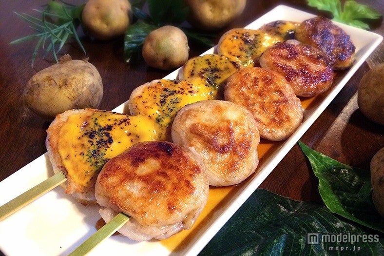 30センチ越えの巨大串に刺した「手作りジャンボいももち」／画像提供：北海道フェアin代々木実行委員会