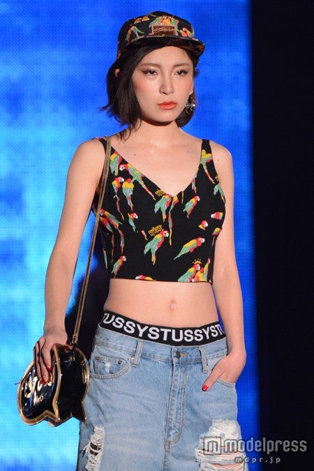 ビスチェ×デニムでヘルシー肌見せ