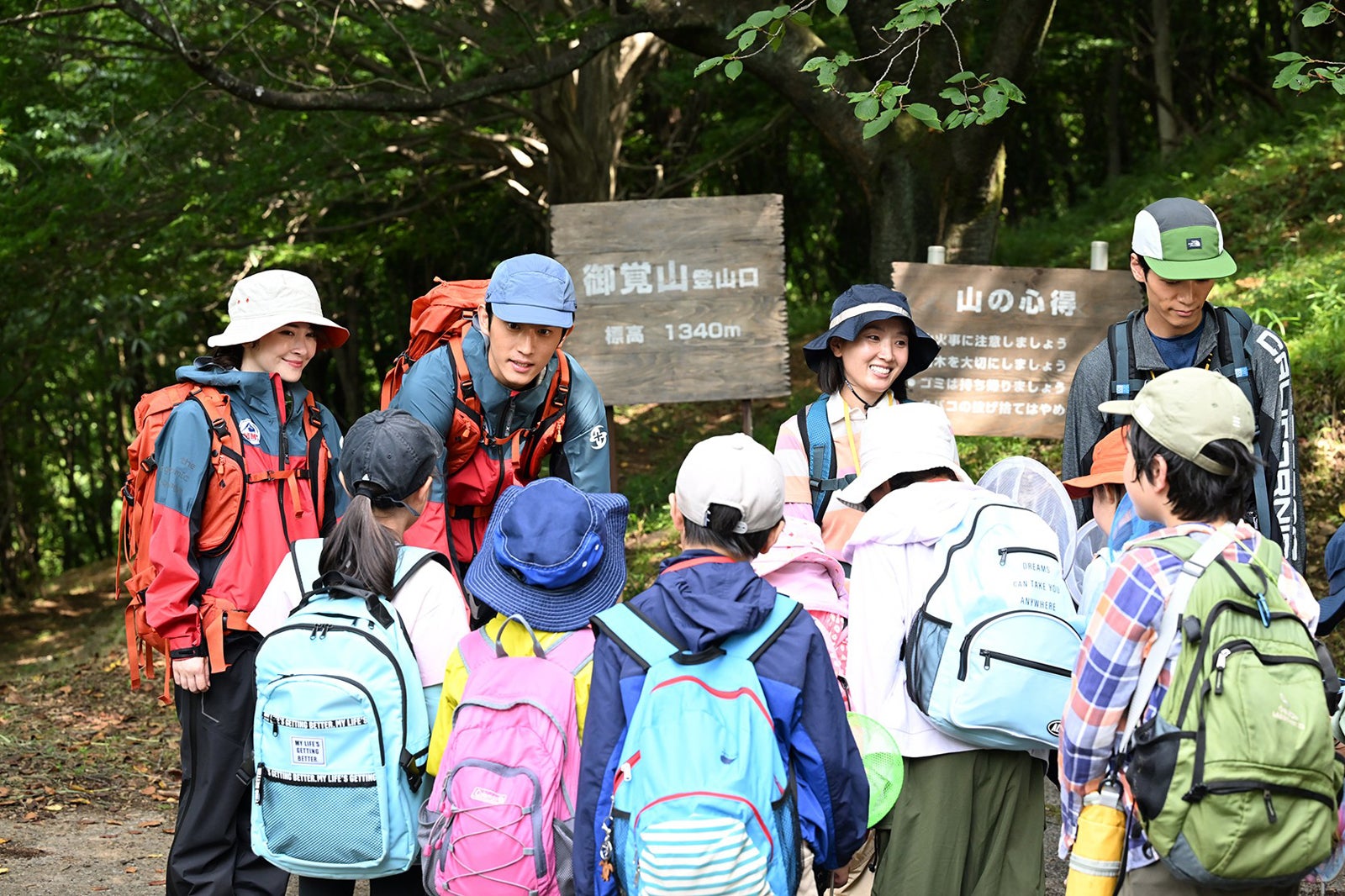 宮澤エマ、杉野遥亮「マウンテンドクター」第8話より（C）カンテレ