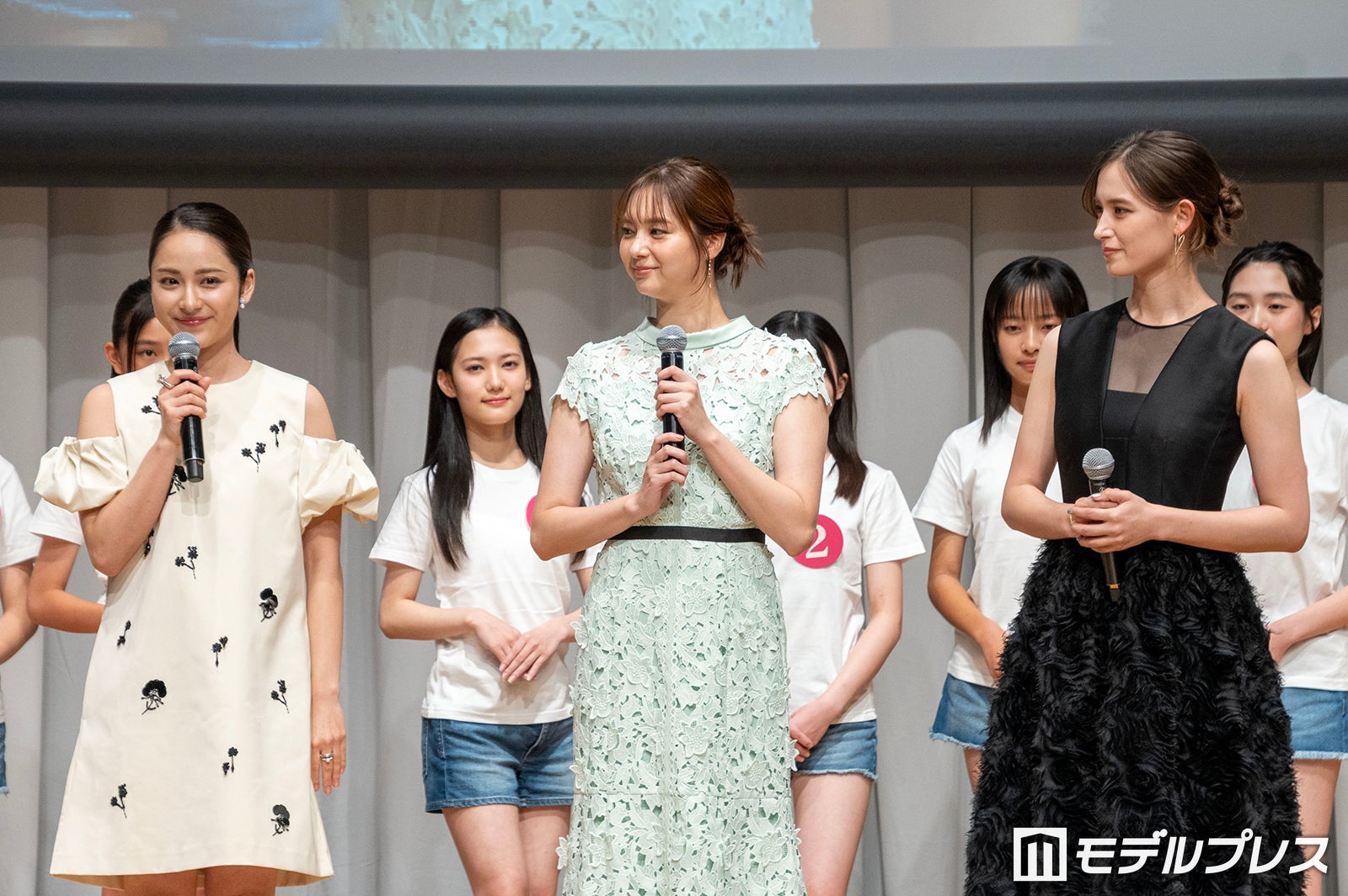 平祐奈、新川優愛、トラウデン直美（C）モデルプレス