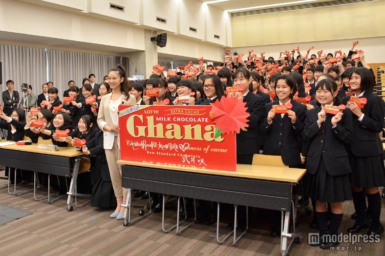 「ガーナPresents母の日特別授業」にサプライズで登場した武井咲