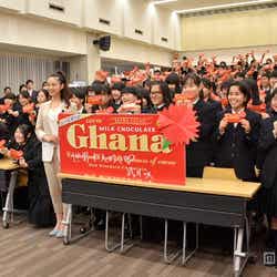 「ガーナPresents母の日特別授業」にサプライズで登場した武井咲