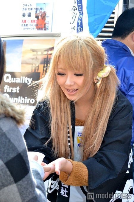 牡蠣チャウダーを手渡すてんちむ