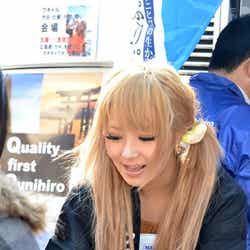 牡蠣チャウダーを手渡すてんちむ