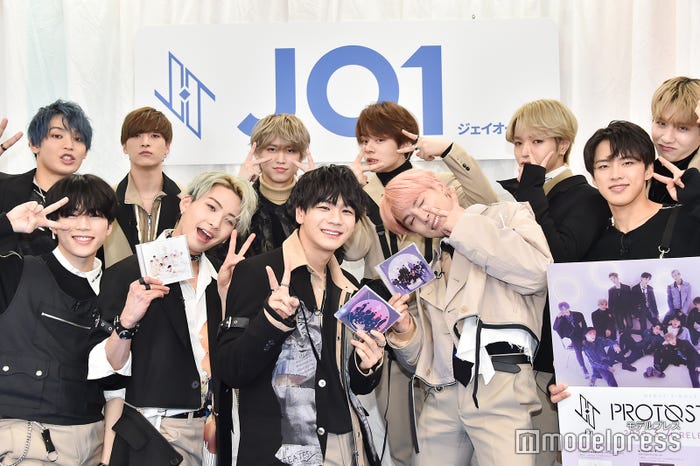 JO1/ピースをリクエストすると…(後列)與那城奨、金城碧海、白岩瑠姫、鶴房汐恩、大平祥生、佐藤景瑚(前列)木全翔也、川尻蓮、豆原一成、川西拓実、河野純喜(C)モデルプレス