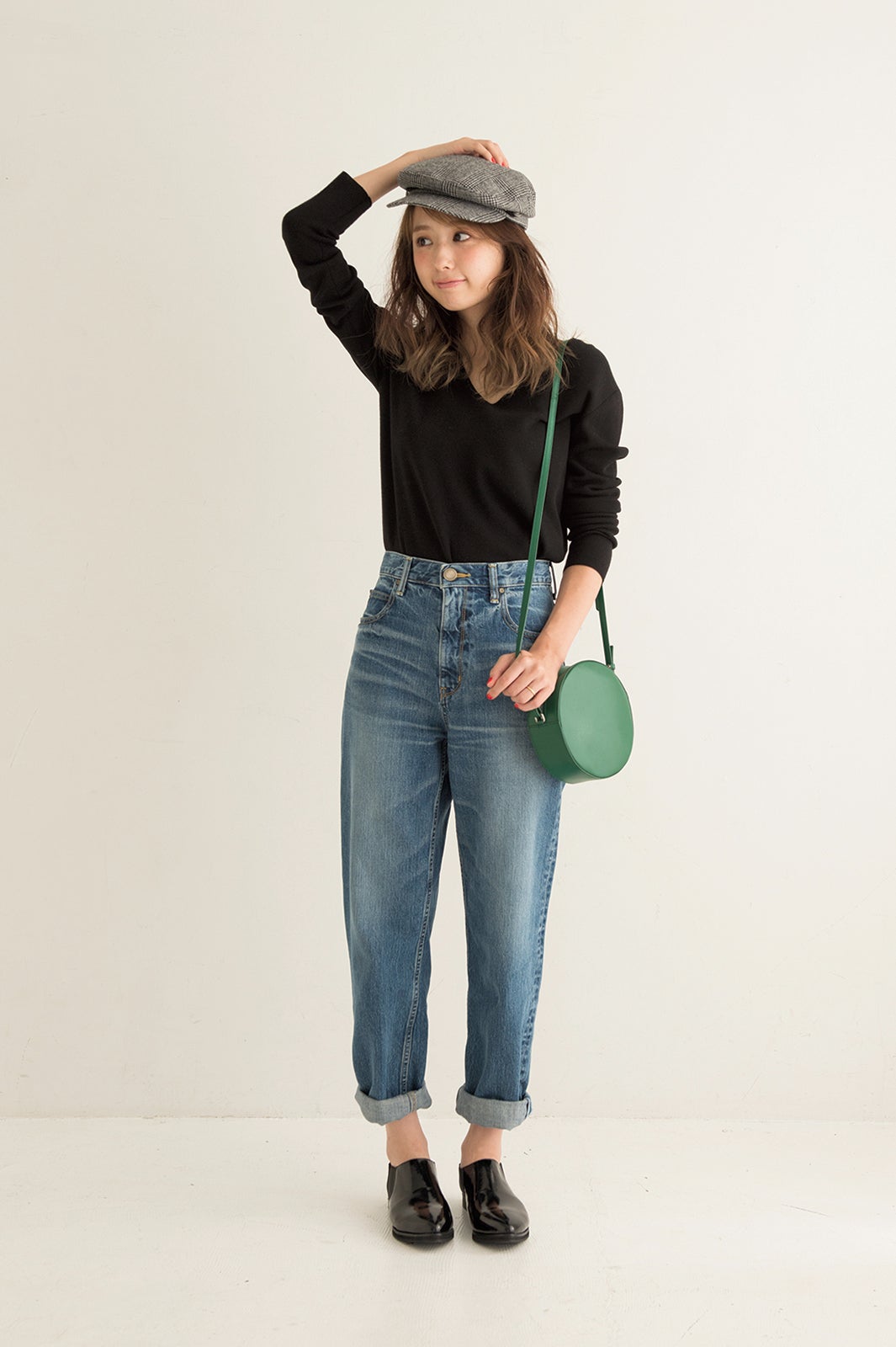 ハイウエストデニムの“辛コーデ”（画像提供：セブン＆アイ出版）