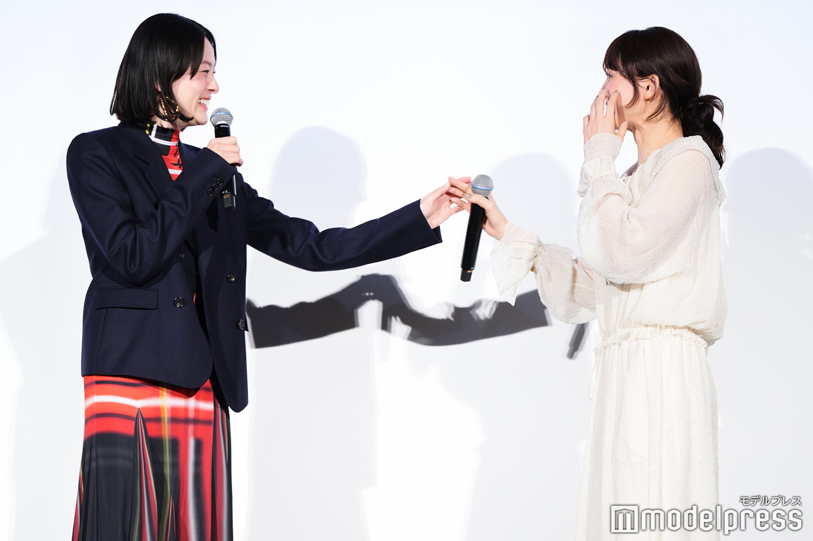 市川実日子、綾瀬はるか（C）モデルプレス