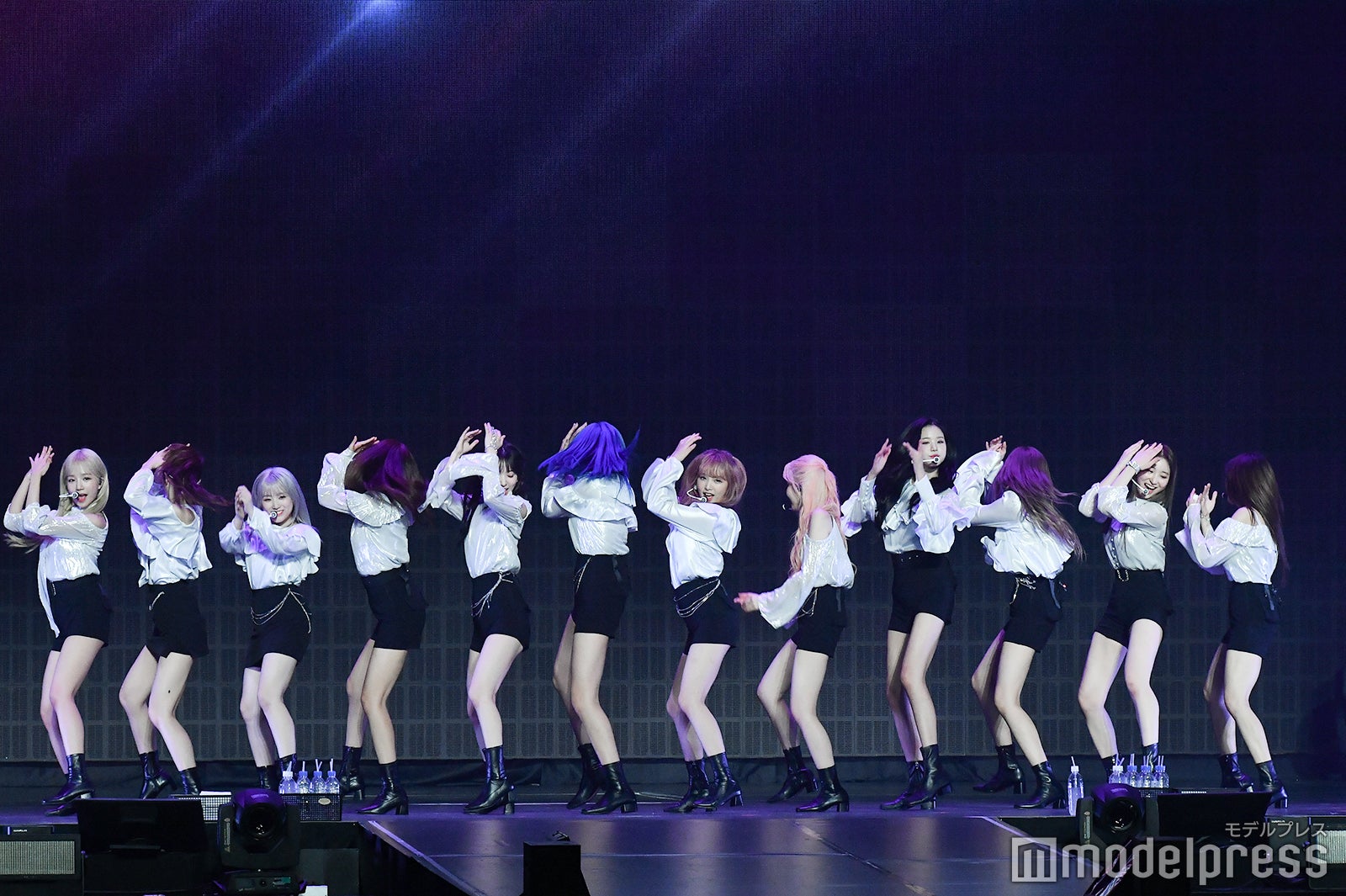 全員で「Ayayaya」の振りを踊るIZ*ONE （C）モデルプレス