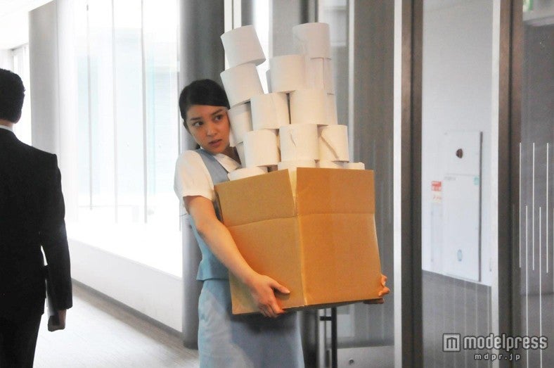 武井咲“新人OL”総務部デビュー（C）テレビ朝日