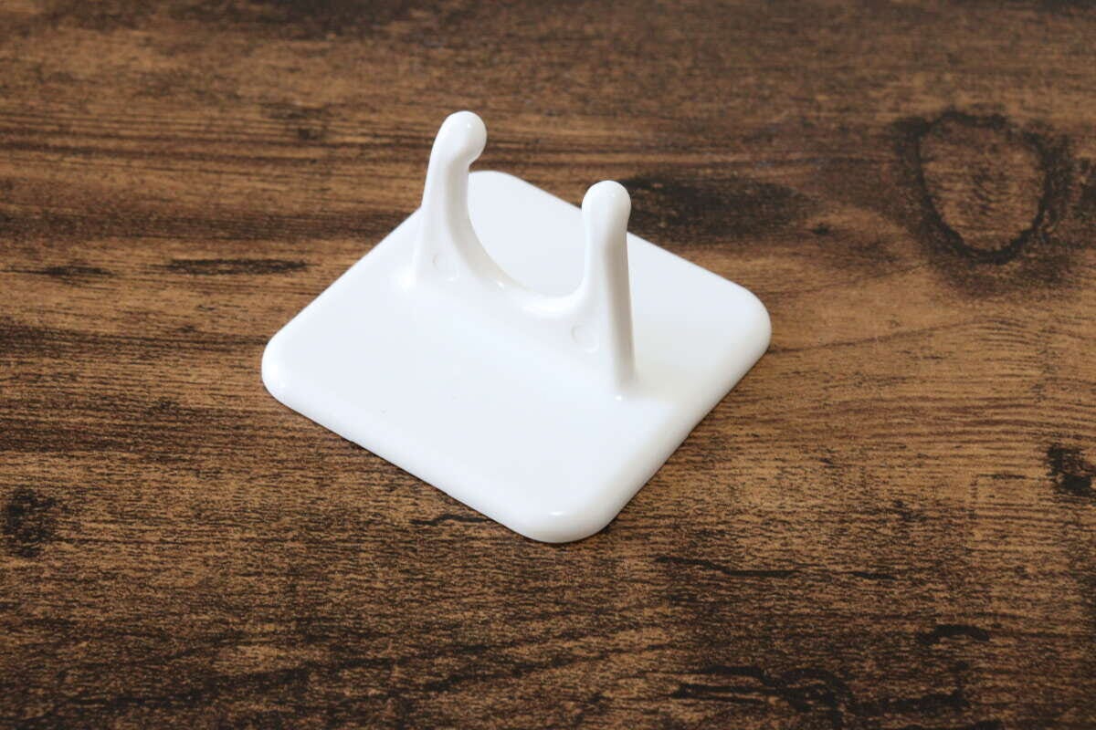 ダイソーのマグネットシェーバーホルダー（浴室用）のビジュアル