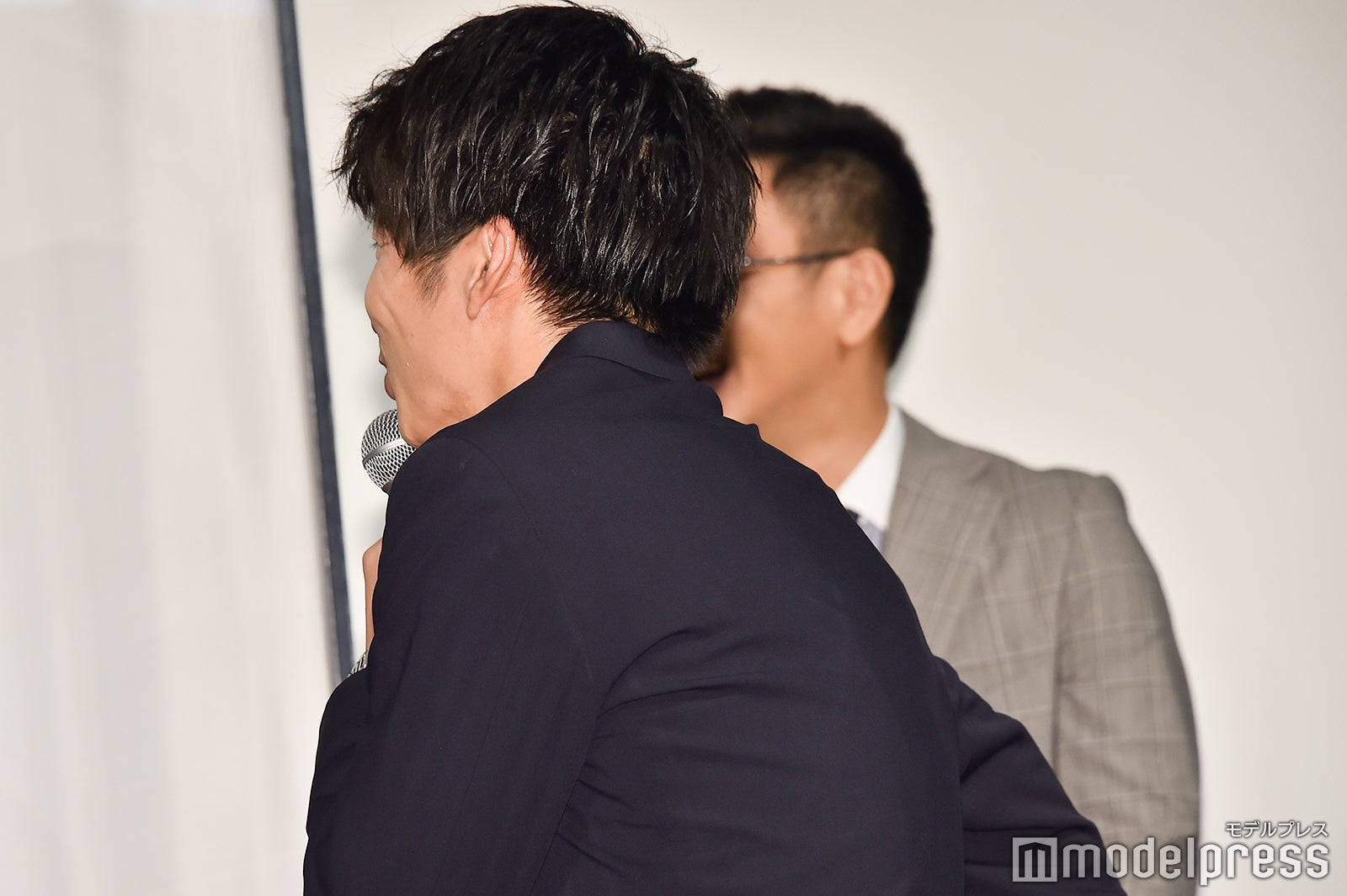 江口のりこにたじたじの田中圭 （C）モデルプレス