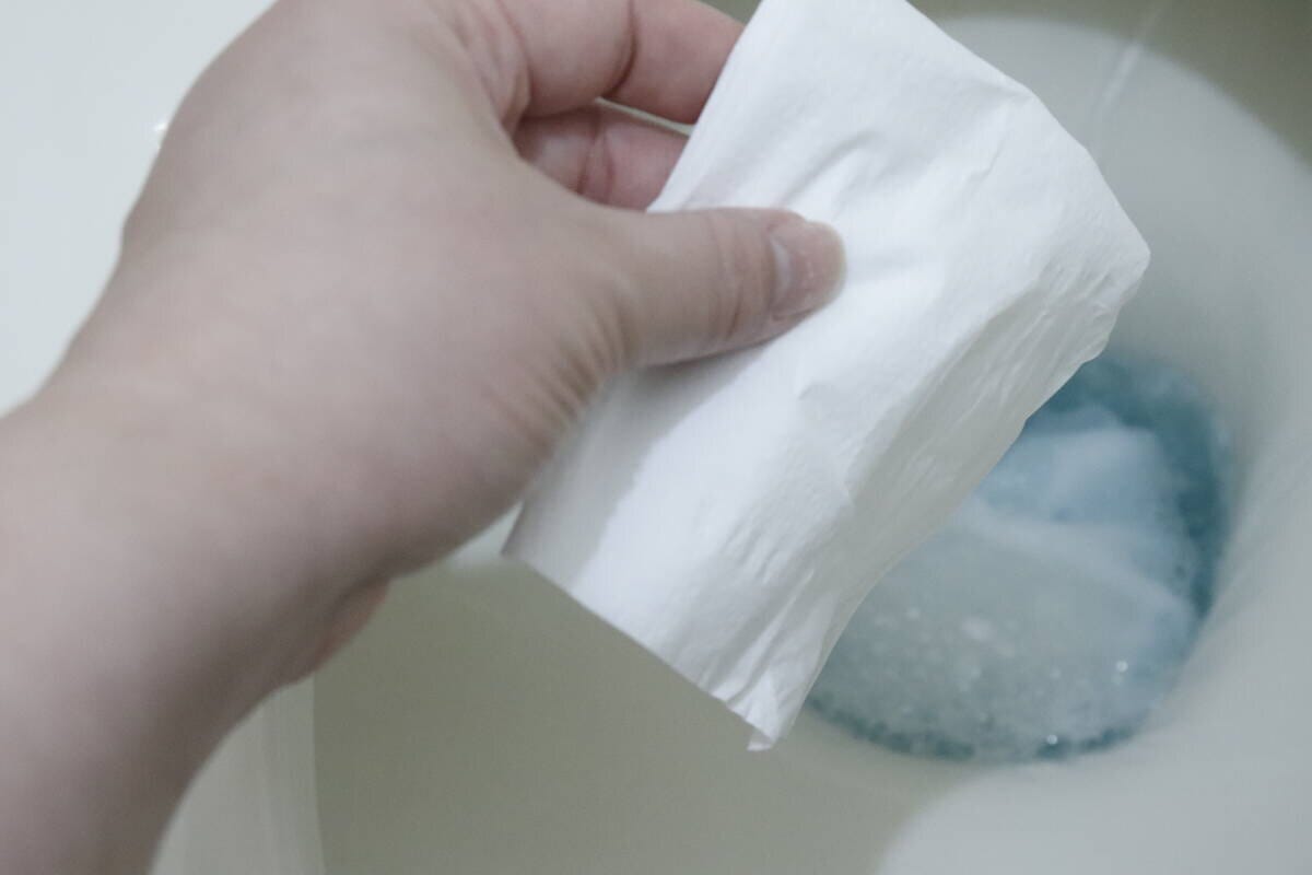 セリアのトイレに流せる除菌ペーパータオルをトイレに流す