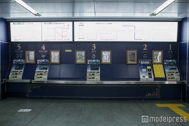 券売機前（現在までのリニューアル箇所）（C）2016 SANRIO CO．，LTD．