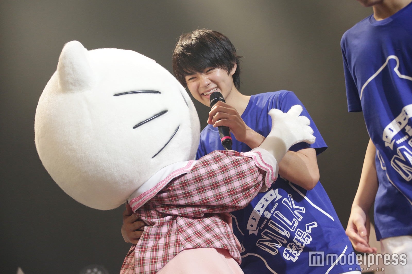 M!LKとハローキティ（C）’76，’09，’16 SANRIO APPROVAL No.P0805051（画像提供：株式会社SDR）