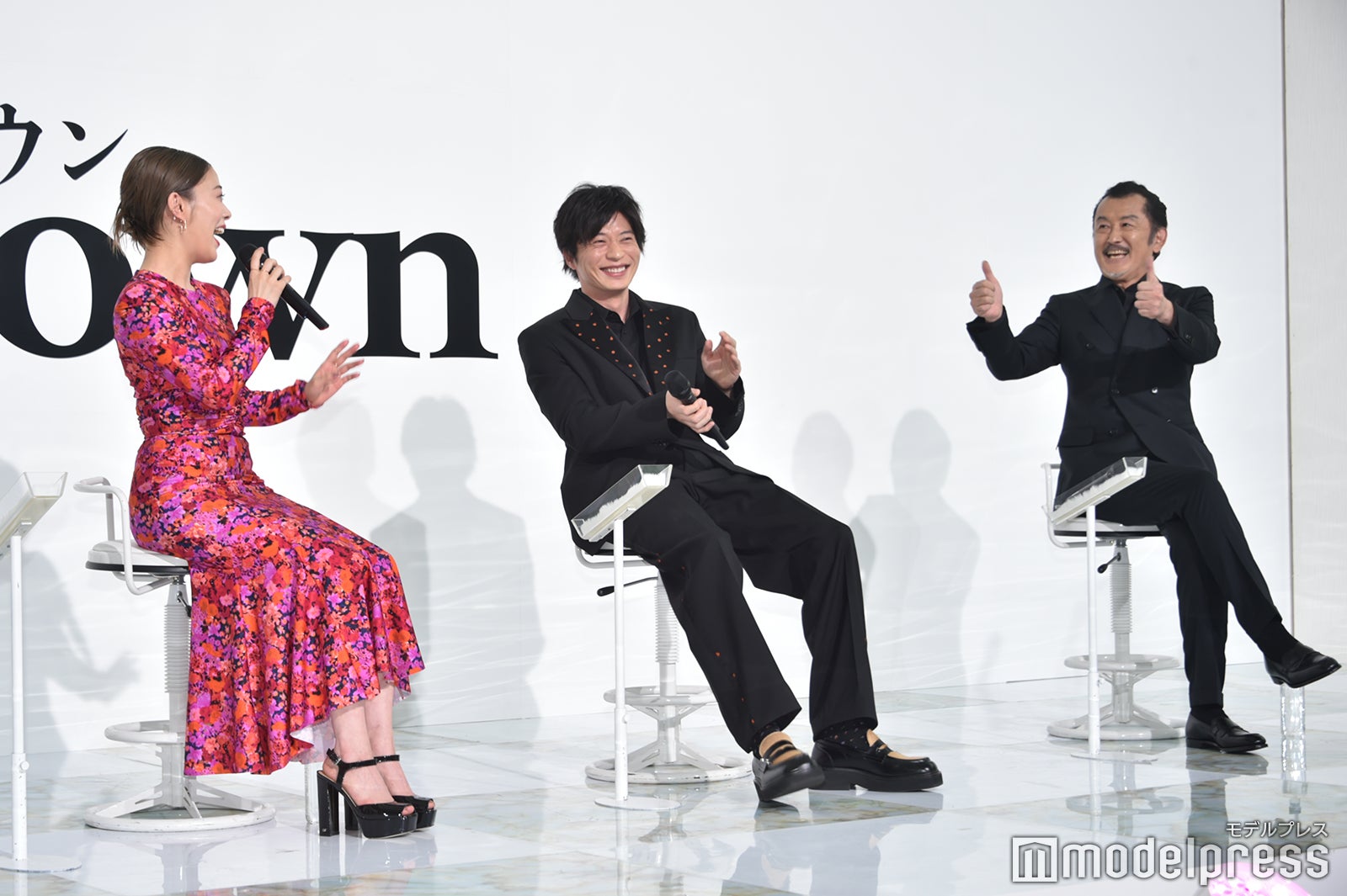 テンションの落差が激しい田中圭を見事に当てた高畑充希と喜ぶ吉田鋼太郎（C）モデルプレス