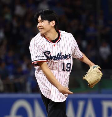 ヤクルト 石川の引退試合で2人の息子が登場 ともに高身長 ヤクルトのレジェンドOBも紹介「石川より全然でかいんです」