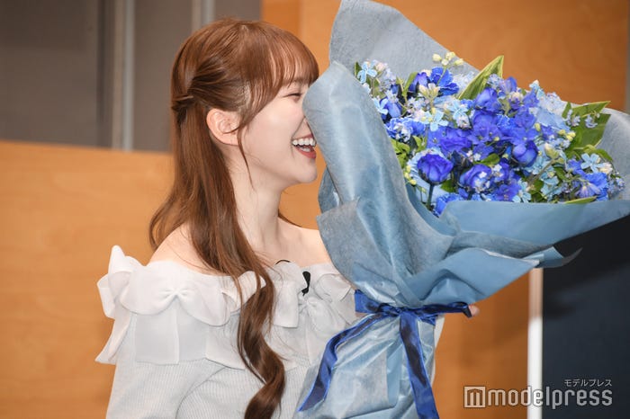 サプライズに喜ぶ加藤史帆(C)モデルプレス