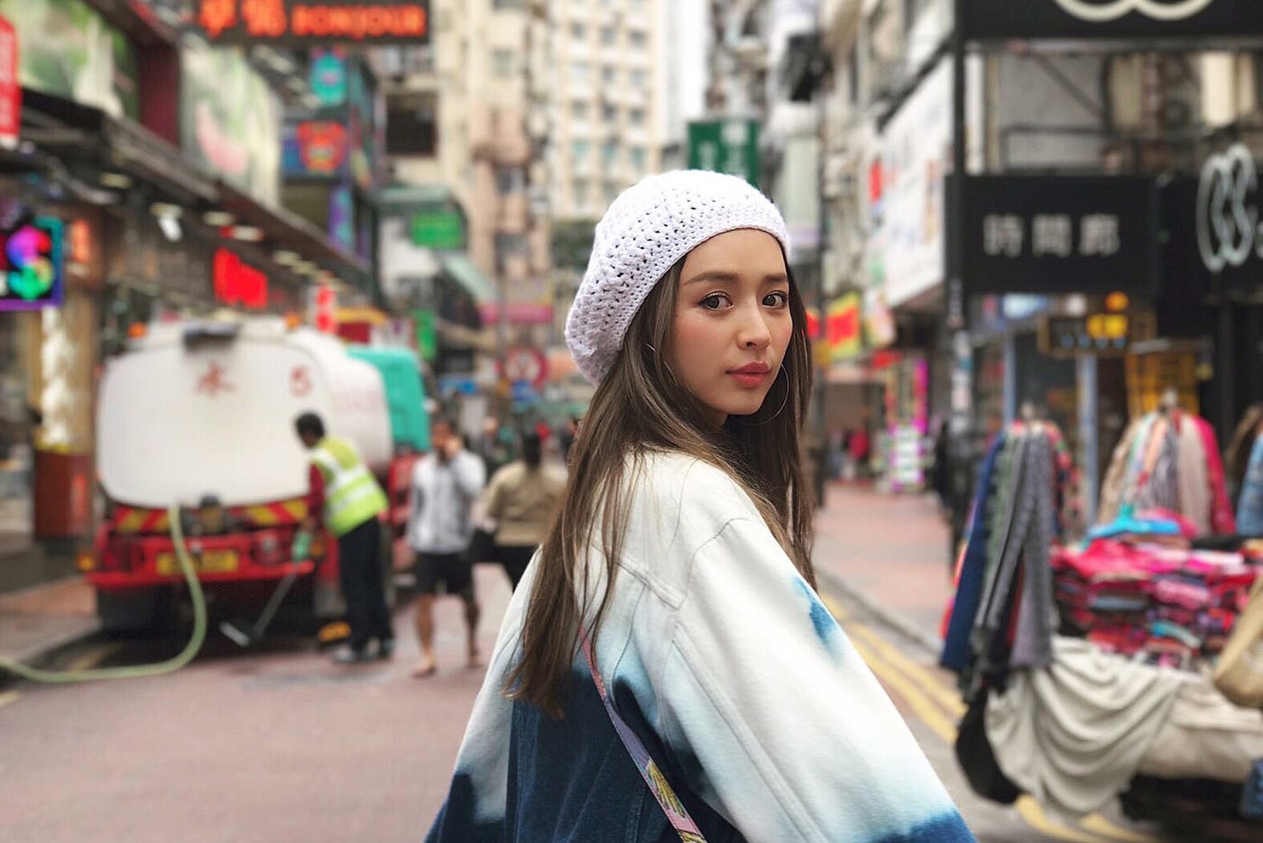 香港の街中を歩く加治ひとみ(提供画像)