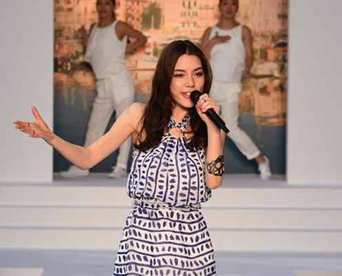 注目の美女シンガー・安田レイ、圧巻美脚で華やかパフォーマンス