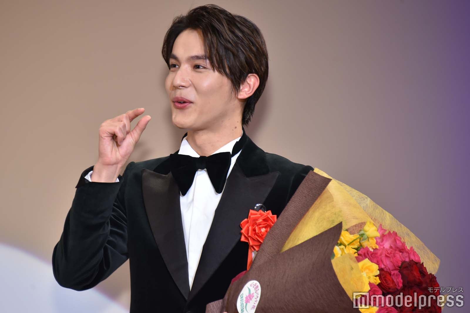 表彰式の時間が押しているため少ししか話さなかった小栗旬に「もうちょっと…」とねだる中川大志（C）モデルプレス