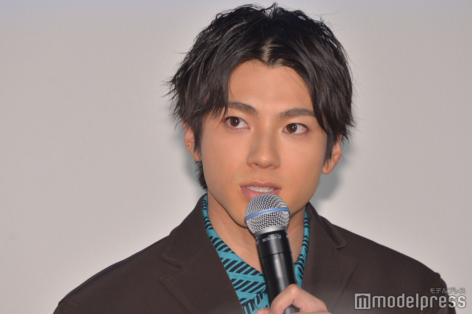 山田裕貴、全裸で女子生徒のベッドの下に…“ド変態ストーカー教師”が「クセになる」と話題＜ホームルーム＞