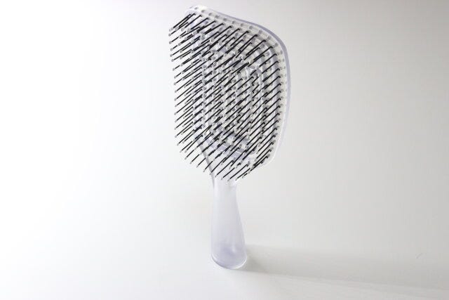 立てられる乾きやすいブローブラシ　自立