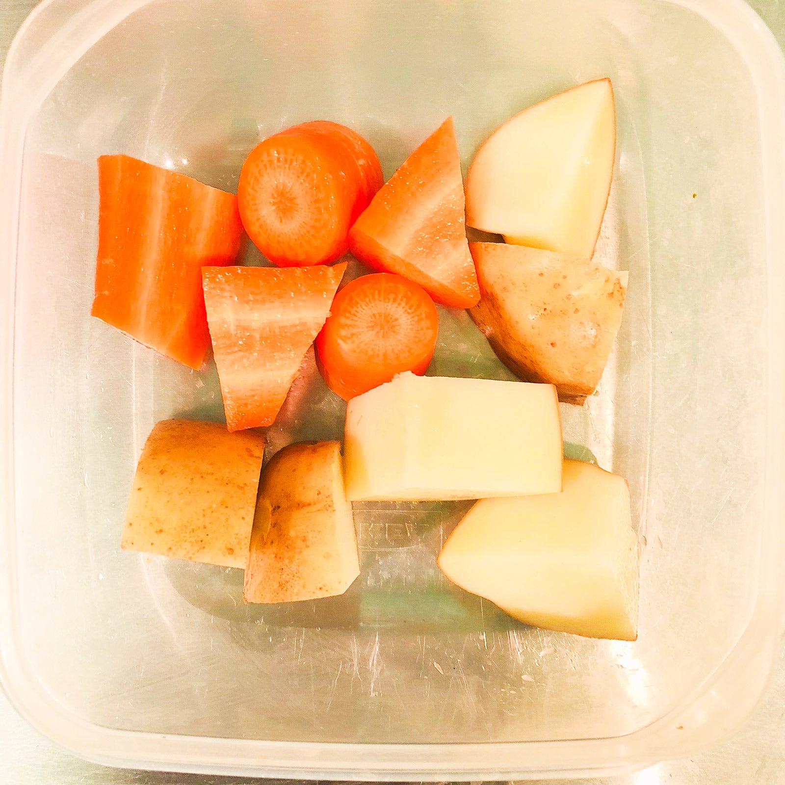 手順1：じゃがいも、にんじんは一口サイズに切り600Wの電子レンジで2分～加熱する／画像提供：柏原歩