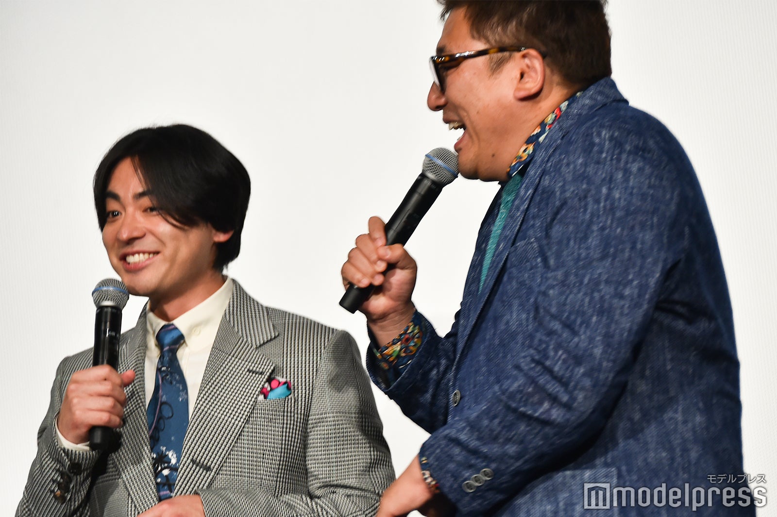 「俺を前にして！」と目を丸くする山田孝之、福田雄一監督 （C）モデルプレス