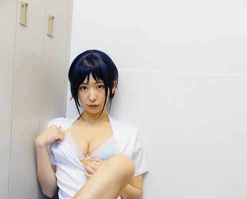 真島なおみ、バレー部員姿で美谷間チラリ