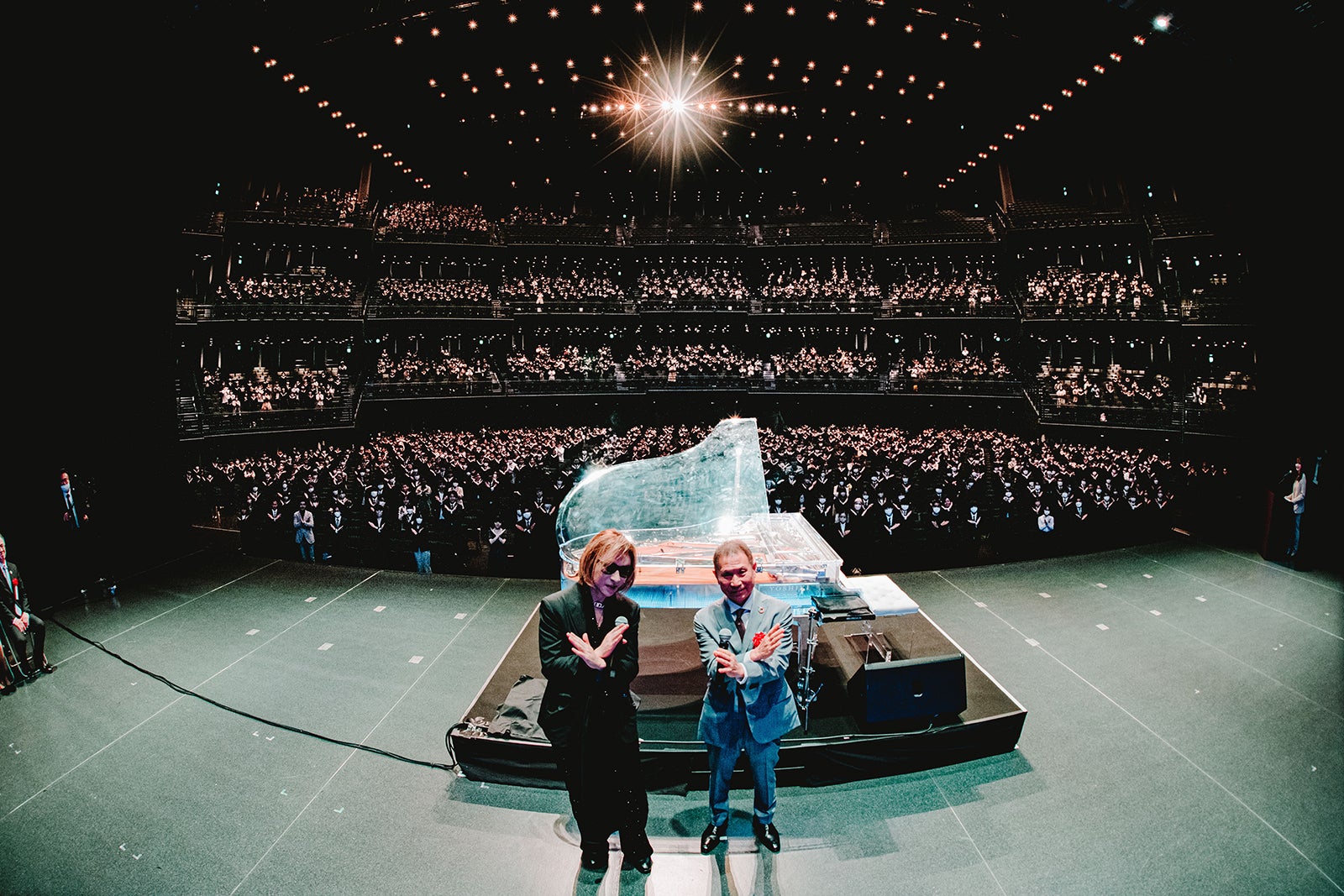 （左）YOSHIKI（提供画像）