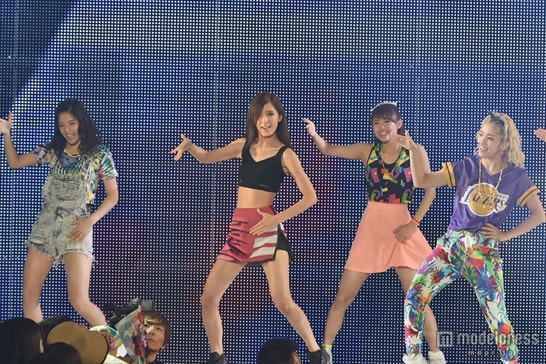 E-girls／左から：石井杏奈、藤井萩花、山口乃々華、YURINO