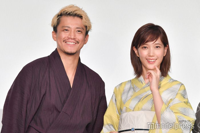 小栗旬、本田翼(C)モデルプレス