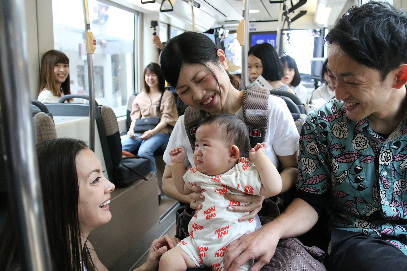 （左）土屋アンナ（提供写真）