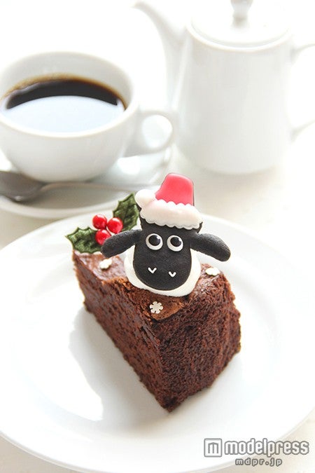 「ひつじのショーンのラズベリーショコラ」単品702円（税込）ドリンク付1134円（税込）（C）2014 Aardman Animations Limited and Studiocanal S．A．