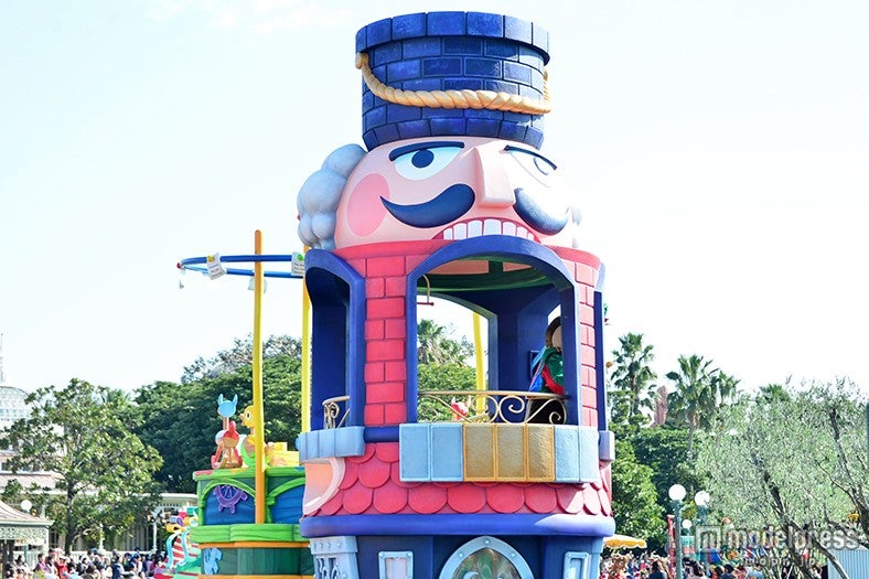 「ディズニー・サンタヴィレッジ・パレード」おもちゃ工場のフロート
