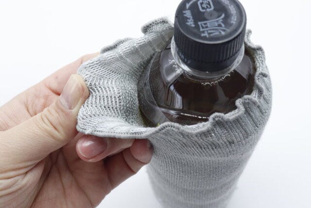 セリアの靴下みたいに伸びるニットペットボトルカバー