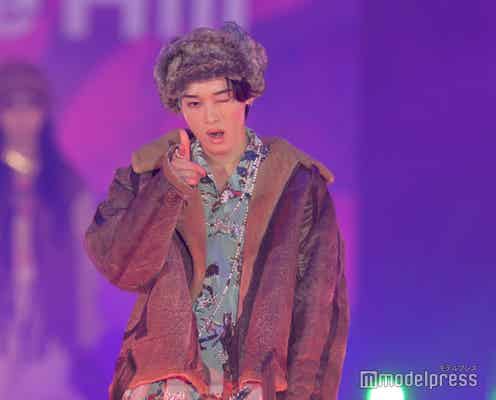 「彼オオカミ」松本怜生、ド派手コーデ披露 ウインクで会場沸かす<GirlsAward 2022 A/W>