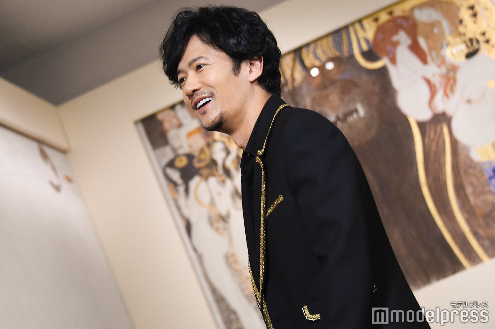 楽しそうに鑑賞する稲垣吾郎 （C）モデルプレス