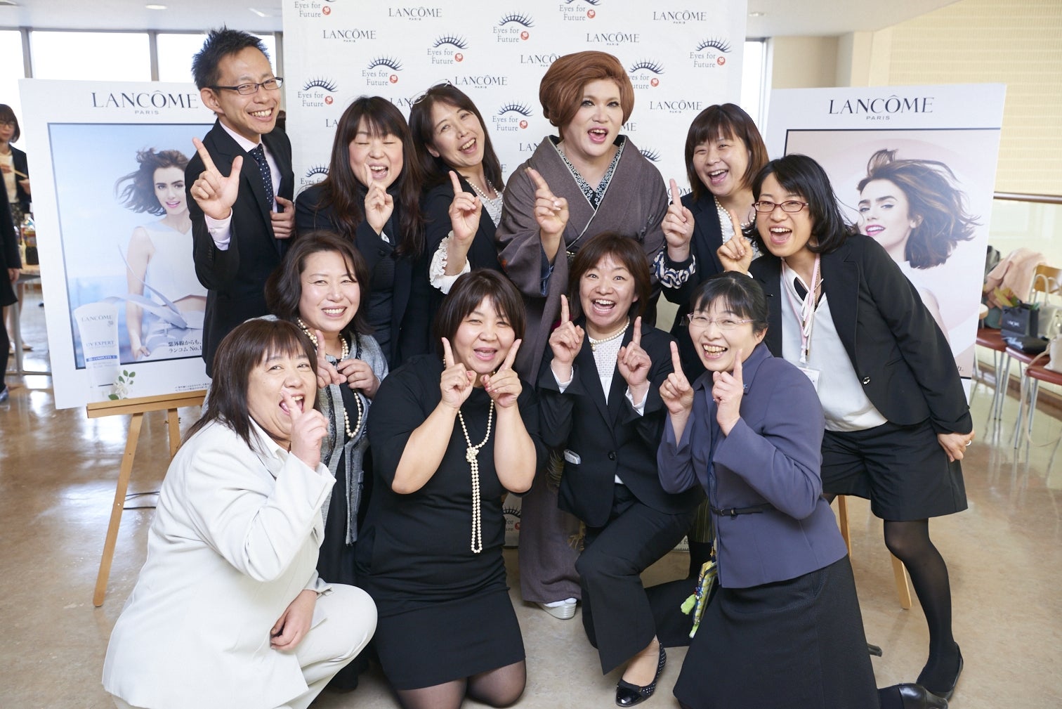 NPO団体やっぺすのメンバーと記念撮影したIKKO