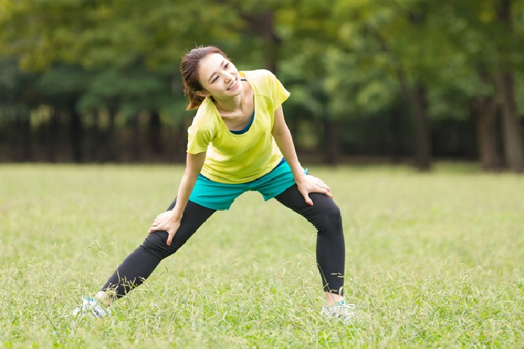 ラジオ体操をしている女性のイメージ