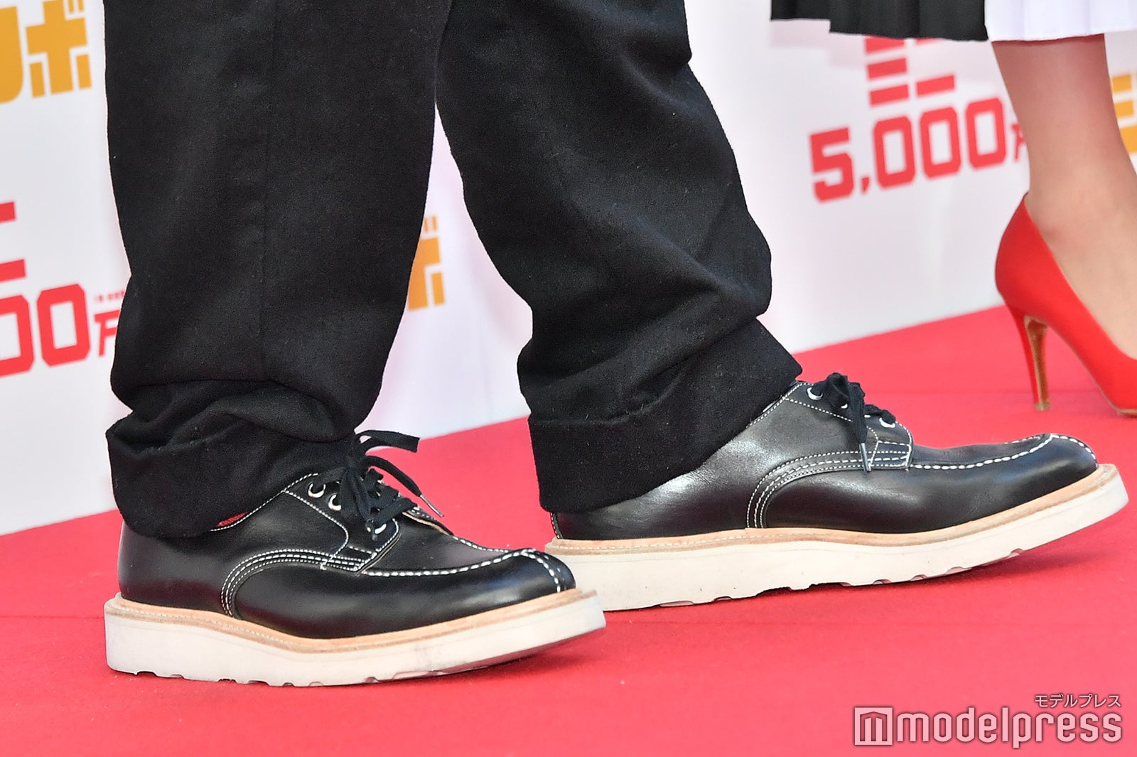 スニーカー風デザインが可愛い／笑福亭鶴瓶の足元 （C）モデルプレス