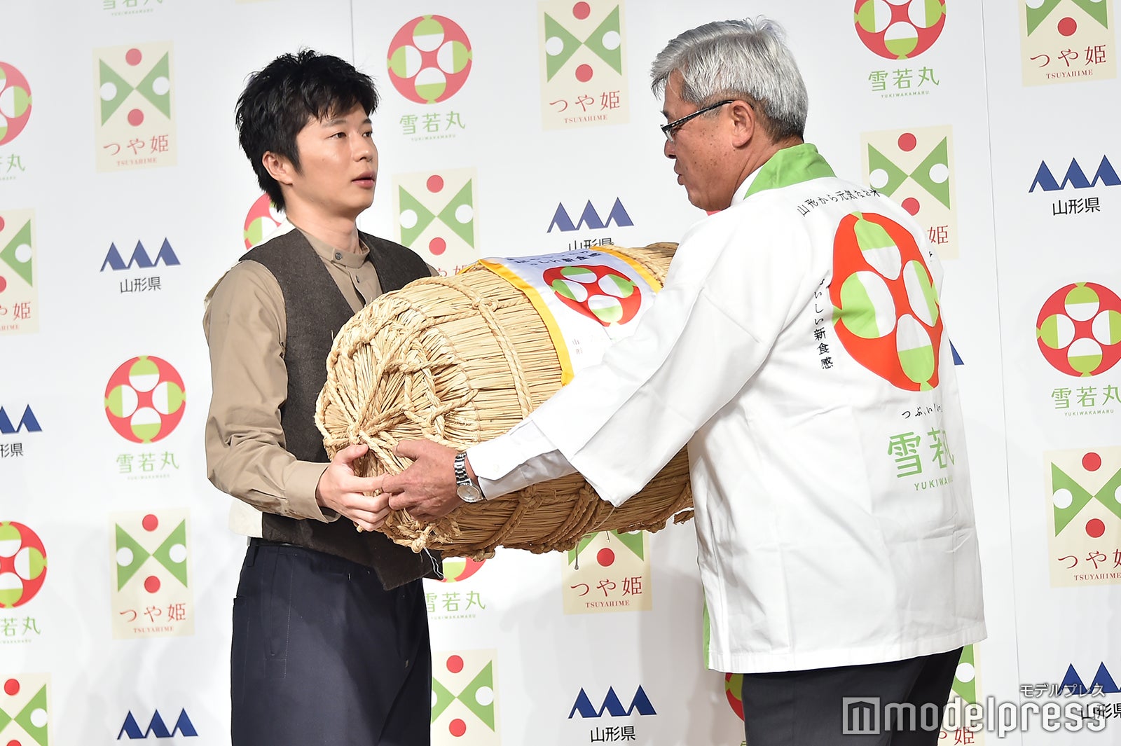 新米一俵を受け取る田中圭（C）モデルプレス