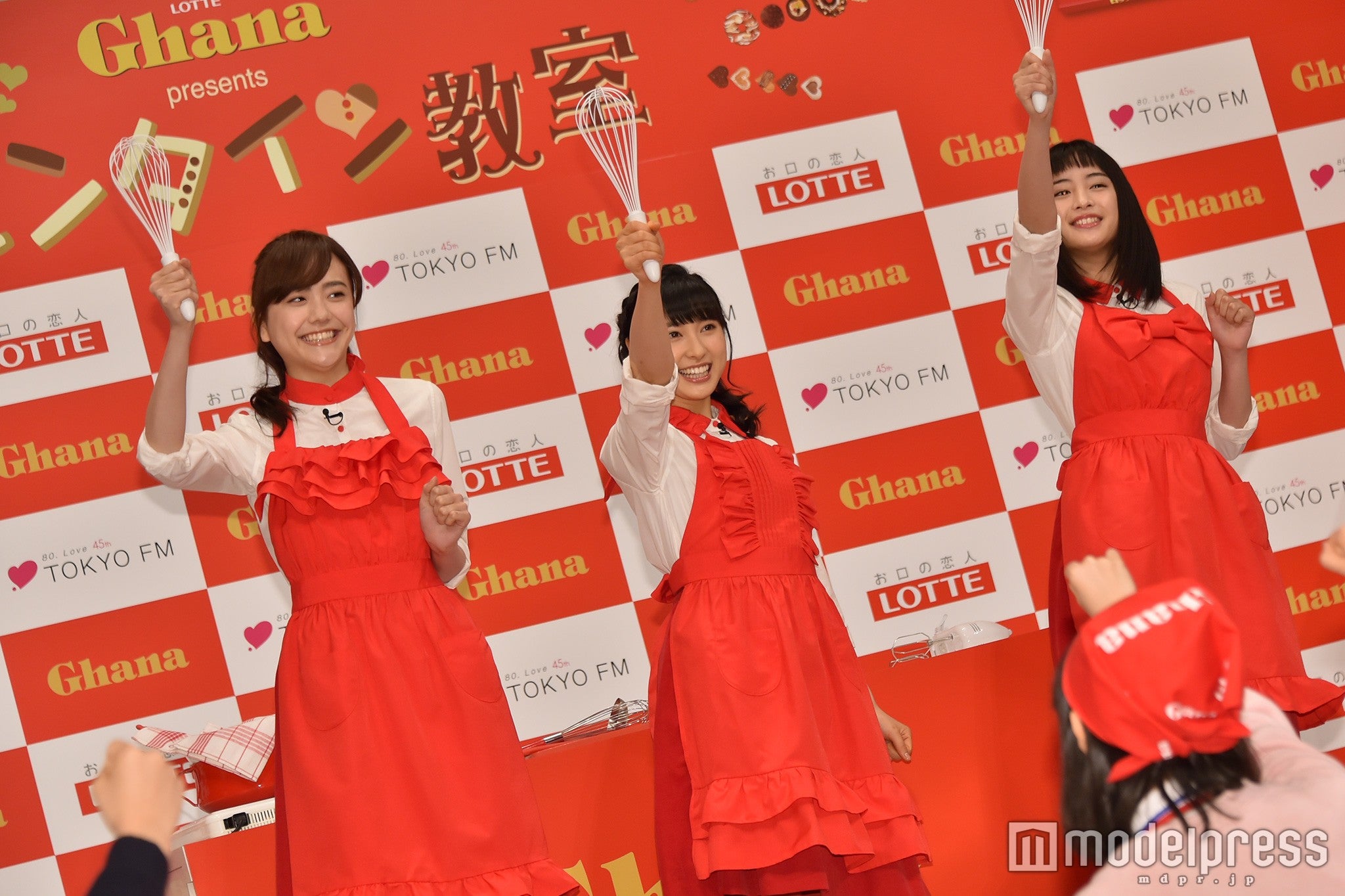 ガトーショコラ作りに挑戦／松井愛莉、土屋太鳳、広瀬すず（C）モデルプレス