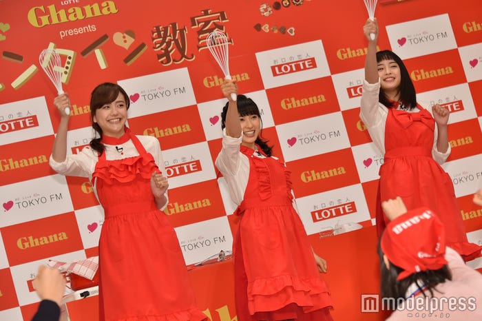 ガトーショコラ作りに挑戦/松井愛莉、土屋太鳳、広瀬すず(C)モデルプレス