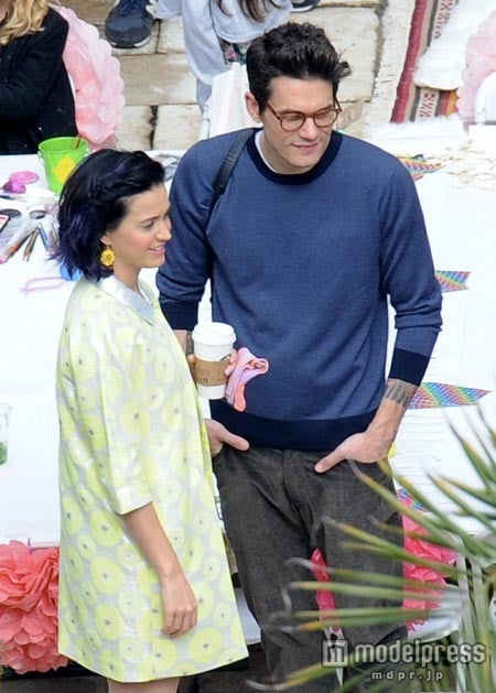 今年２月、ケイティの家でキャッチされたふたり。WENN.com／Zeta Image