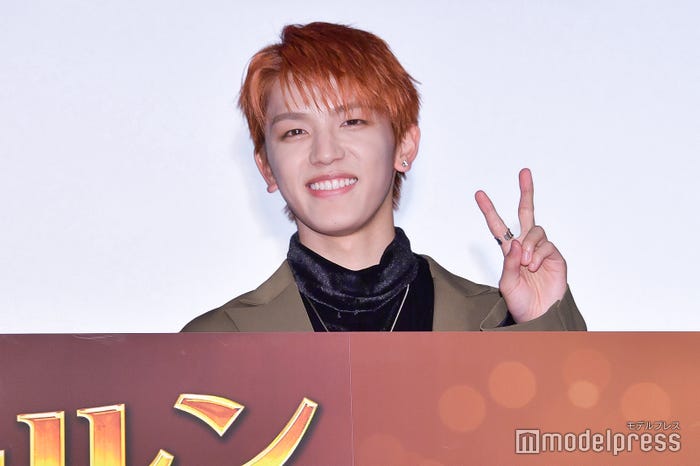 フォトセッションの最後にピースサインを決めた高塚大夢(C)モデルプレス