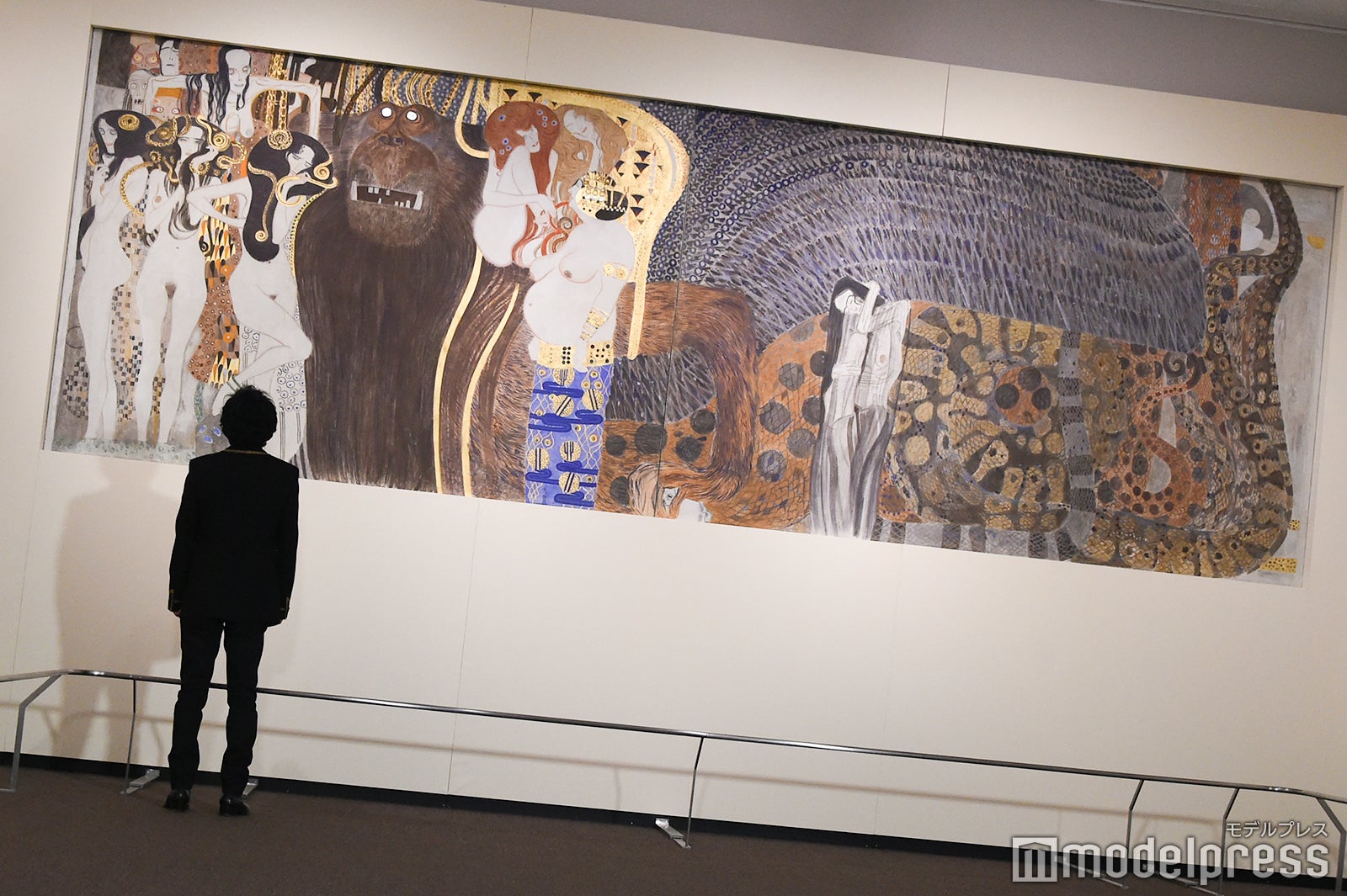 『ベートーヴェン・フリーズ』（原寸大複製）を鑑賞する稲垣吾郎 （C）モデルプレス